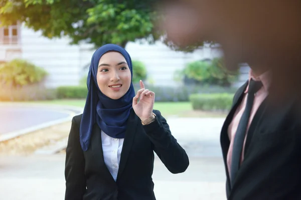 Malayo Musulmán Mujer Negocios Teniendo Conversación —  Fotos de Stock