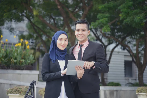 亚洲穆斯林商业团队 户外有平板电脑 — 图库照片