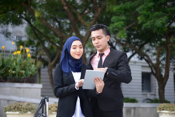 Asian Muslim Business Team Tablet Outdoor — ストック写真