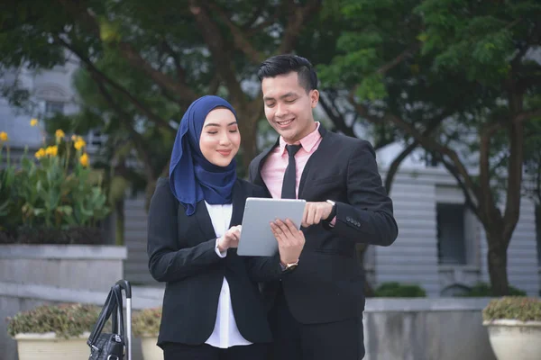 Asian Muslim Business Team Tablet Outdoor — Stock Photo, Image