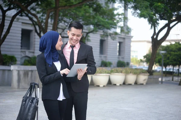 Asian Muslim Business Team Tablet Outdoo — Stock Photo, Image