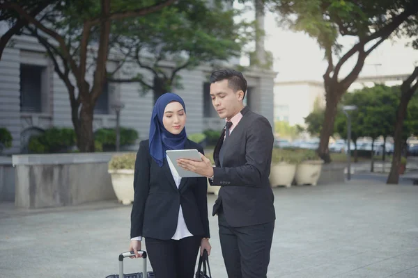 Asian Muslim Business Team Tablet Outdoors — Stock Photo, Image