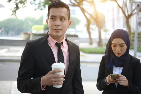Malay Moslim Vrouw Man Asbusiness Team Het Drinken Van Koffie — Stockfoto