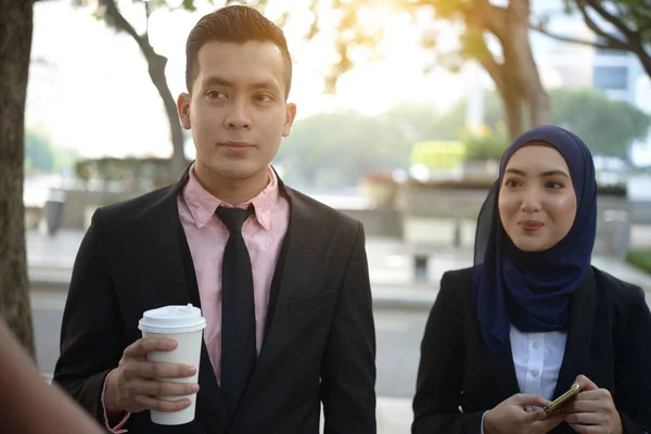 马来族穆斯林妇女和男子作为商业团队喝咖啡 — 图库照片