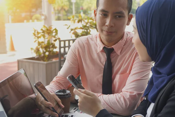 Malayo Musulmán Equipo Negocios Utilizando Ewallet Pago Cafetería — Foto de Stock