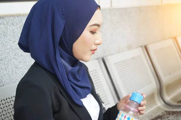 Negocios Musulmana Mujer Sosteniendo Bebiendo Botella Wate —  Fotos de Stock