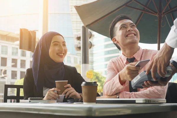 Malay Muslim Obchodní Tým Pomocí Peněženka Platby Kavárně — Stock fotografie