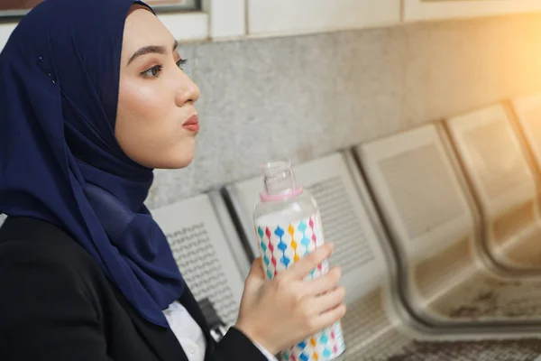 穆斯林商人妇女喝瓶装水 — 图库照片