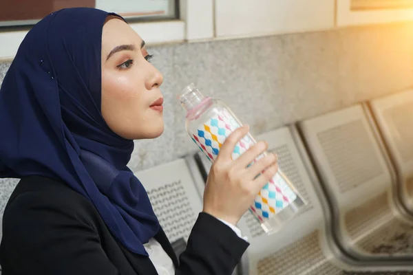 Negocios Musulmana Mujer Sosteniendo Bebiendo Botella Wate —  Fotos de Stock