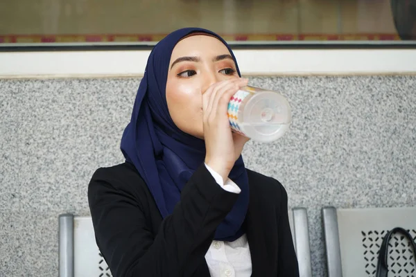 Muszlim Üzletasszony Gazdaság Ivás Egy Üveg Víz — Stock Fotó