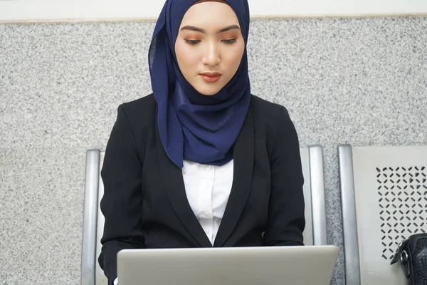 Donna Affari Musulmana Che Lavora Computer Portatile Aeroporto — Foto Stock