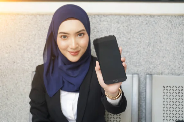快乐的穆斯林亚洲女商人的肖像 展示空白屏幕手机 专注于手机 — 图库照片
