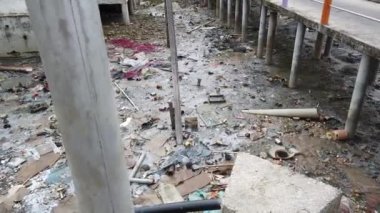 Pulau ketam, MALAYSIA - CIRCA Ekim 2019: Okyanustaki plastik çöp kirliliği. Düzgün bir çöp toplama ya da geri dönüşüm olmadan doğrudan denize atılan plastik su şişeleri ve torbalar.