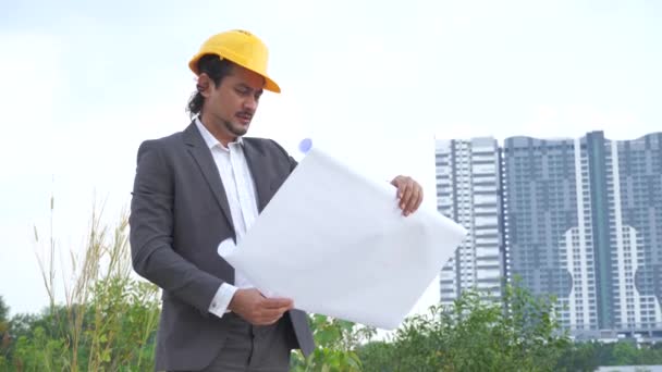 Ingeniero Arquitecto Guapo Árabe Con Plano — Vídeo de stock