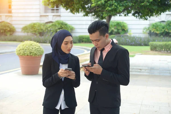 Малайские Мусульмане Бизнес Команда Помощью Телефона — стоковое фото