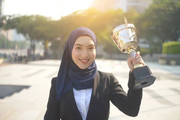 年轻的穆斯林商人妇女庆祝成功 — 图库照片