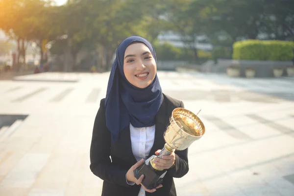 Giovane Imprenditrice Musulmana Che Celebra Successo — Foto Stock