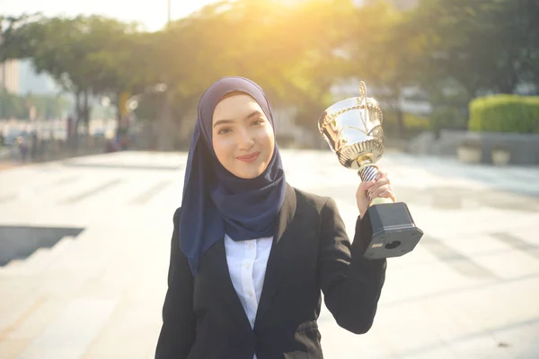 Joven Mujer Negocios Musulmana Celebrando Éxito —  Fotos de Stock
