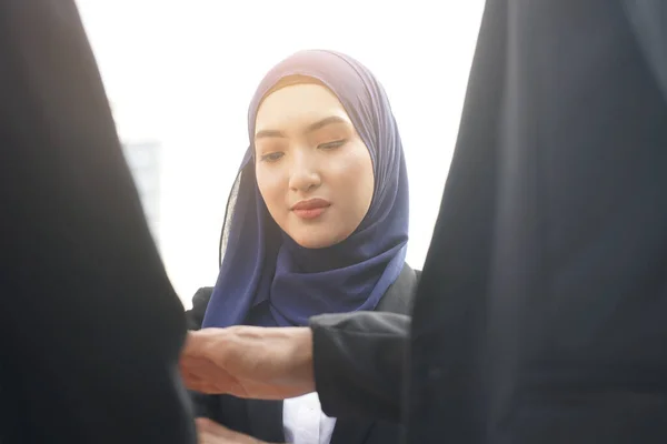 Young Confident Malay Business Woman Conversation — Stock Photo, Image