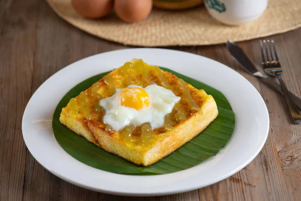 Tradiční Malajská Snídaně Toast Máslo Napůl Vařenými Vejci — Stock fotografie