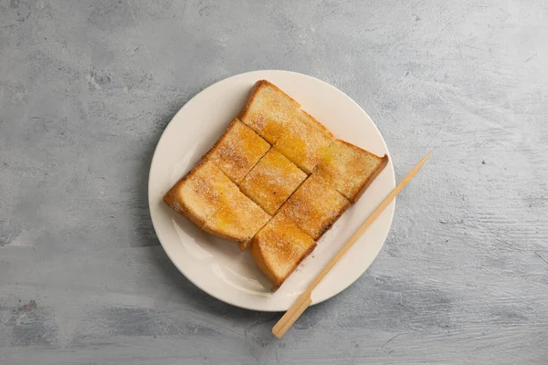 Chlebový Toast Máslem Kondenzovaným Mlékem Plechu — Stock fotografie