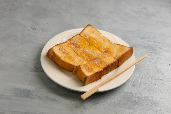 Ekmek Tostu Tereyağı Yoğunlaştırılmış Süt Tabakta Yakın Çekim — Stok fotoğraf