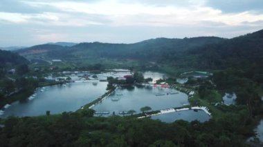 Asya köyündeki pirinç rezervlerinin manzaralı hava görüntüleri.