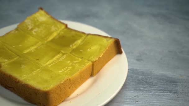 Tereyağlı Yoğunlaştırılmış Sütle Ekmekli Tostun Yakın Çekim Görüntüleri — Stok video