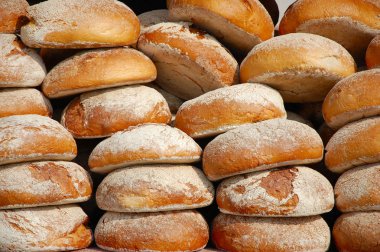 Yaz festivalinde satılan taze geleneksel ekmek