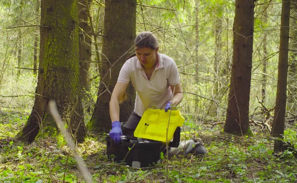 Wissenschaftler Ökologe im Wald nimmt Proben von Moos — Stockfoto