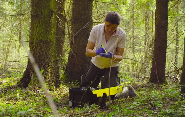 Вчений еколог в лісі бере зразки моху — стокове фото
