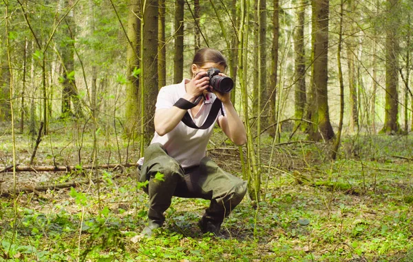 Der Ökologe beim Fotografieren im Wald. — Stockfoto