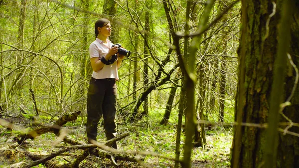L'ecologo che fa foto nella foresta . — Foto Stock