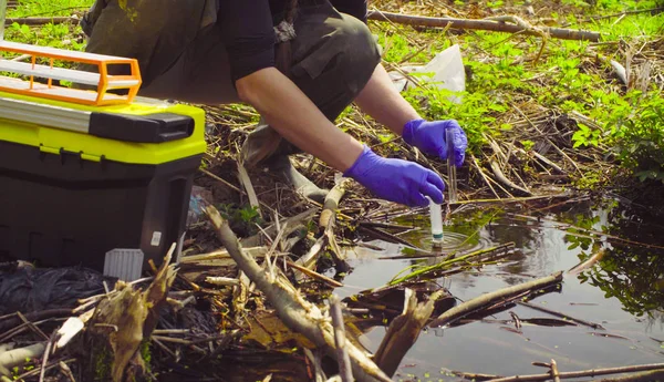 Ecologista científico en el bosque tomando muestras de agua — Foto de Stock