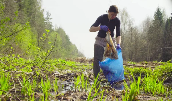 Женщина-эколог собирает мусор — стоковое фото