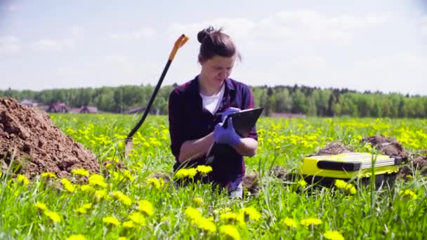 Scientifique écologiste sur le pré prélever des échantillons de sol — Video