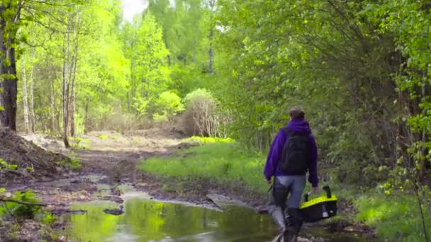 El ecologista va al lugar de la investigación . — Vídeos de Stock