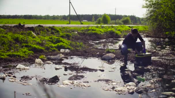 Ecoloog nemen van monsters van het water. — Stockvideo