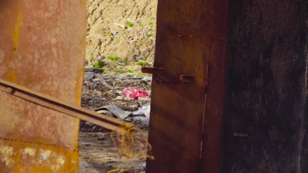 Portas enferrujadas abrindo para um depósito de lixo velho — Vídeo de Stock