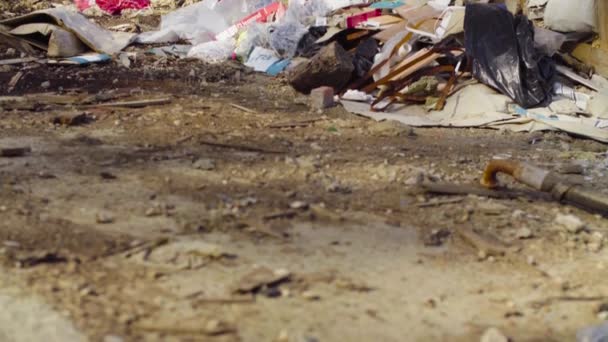 Eine alte, teilweise verschüttete Müllhalde. — Stockvideo