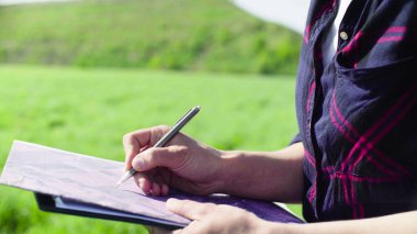 Araştırma sırasında bilim adamı ekolojist.