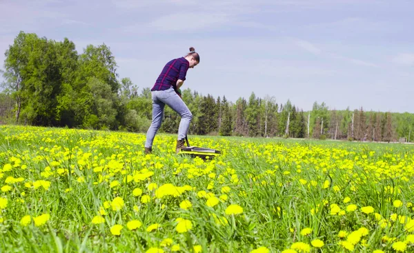 Vrouw ecoloog op de weide een bodem gleuf graven — Stockfoto