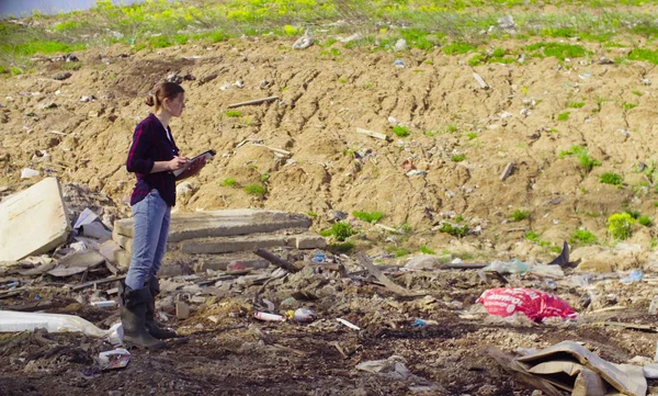 Ekolog během výzkumu na smetišti. — Stock fotografie