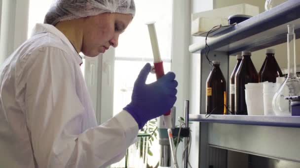 Вчений в лабораторії додає воду — стокове відео