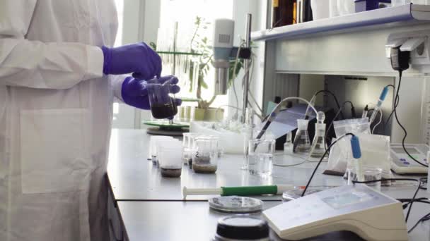 Hands of the scientist mixing samples of the soil — Stock Video