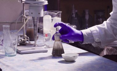 Bir şişesi tutan bilim adamları el