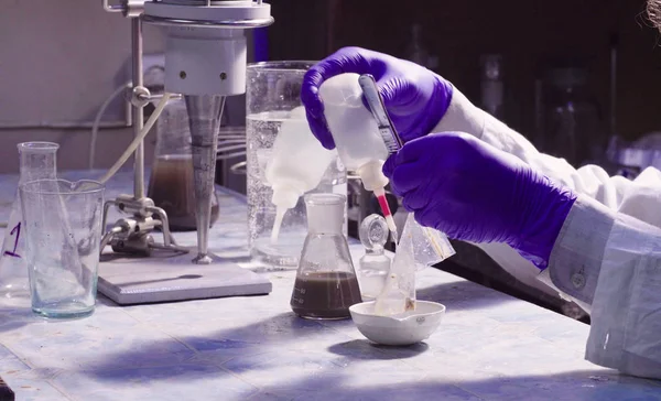 Les scientifiques lavent le sachet à la main . — Photo