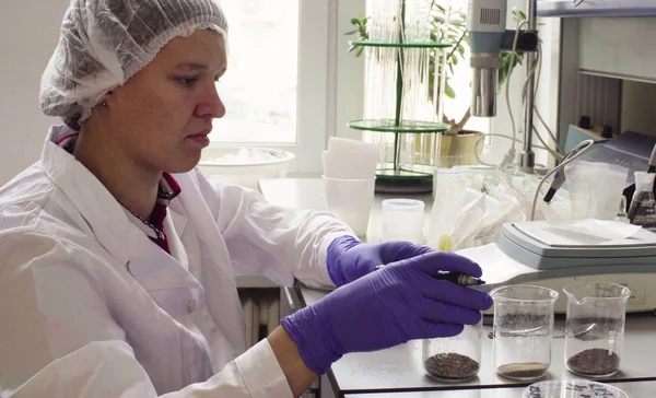 Bilim adamı laboratuvar toprak örneği tartma