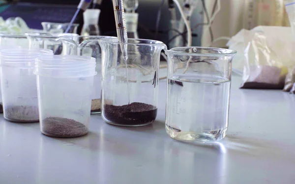 Su toprak ile kimyasal şişeler içinde dökme