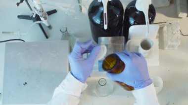 Eller, bir bilim adamı titrating çözüm